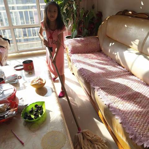 帮妈妈扫地