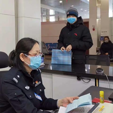 萨尔图分局服务大厅两名民警被大庆政务服务中心授予“工匠窗口”荣誉称号！