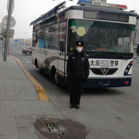 选择就从不惧怕，因为我们是人民警察！一腔热血做屏障，捍卫老百姓安康！------记服务大厅大队长李岩松