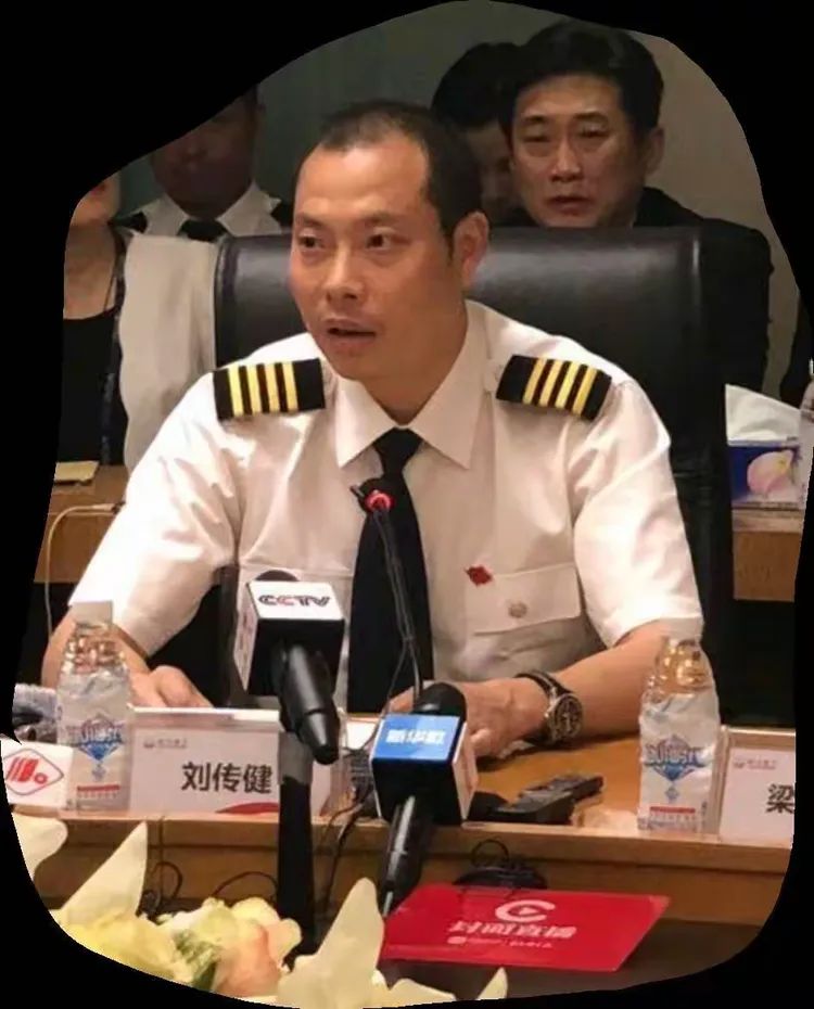 刘传建机长、副驾驶徐瑞辰，当班乘务组一共有5名乘务员，乘务长毕楠，乘务员张秋奕、周彦雯、黄婷、杨婷，