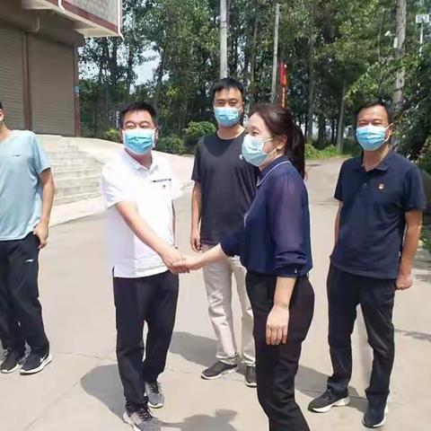 郏县烟草公司领导到西安良村疫情防控卡点慰问指导