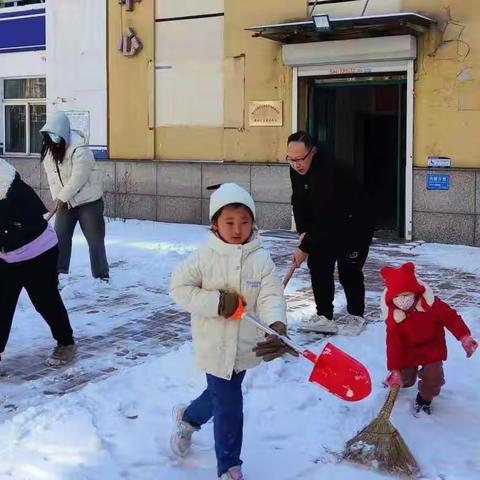 解放街道:以雪为令齐出动，清除积雪路畅通