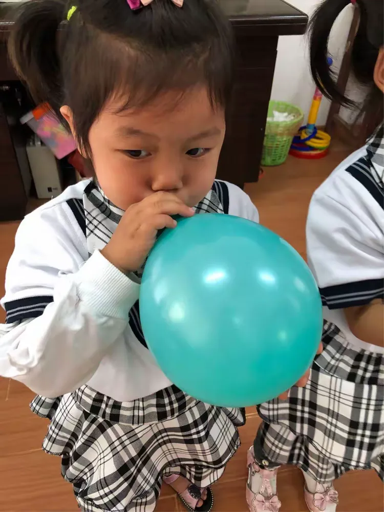 吹气球比赛，看看谁能先把气球吹起来。