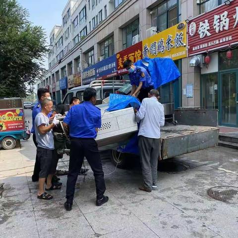 不惧酷暑！ 区综合行政执法局开展 市容秩序提升行动 助力文明城市创建