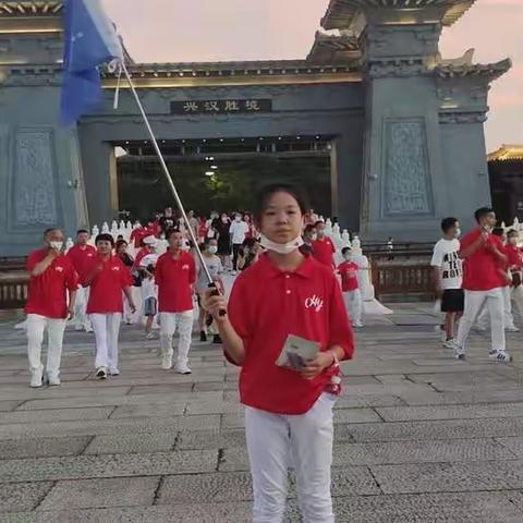 我是池阳小学三年级一班郑伊然，我正在参加学校组织的暑期“微实践。”