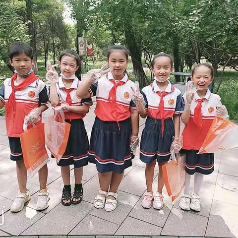 “小手拉大手、文明齐步走”            创建文明城市，做文明少先队员—侯边庄小学二二中队