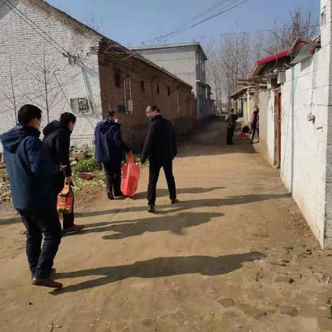 “红马甲”让这些家庭暖起来