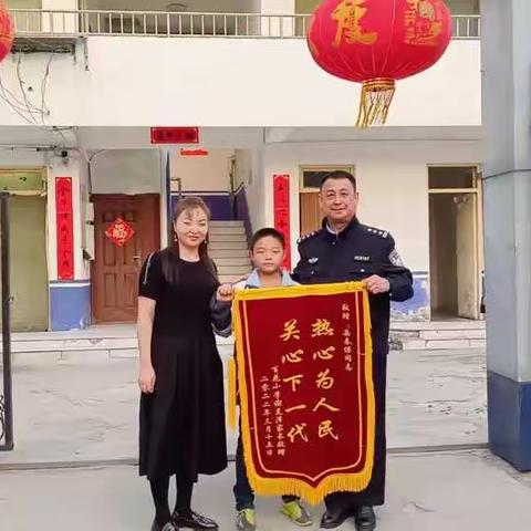 民警主动帮忙送孩子，妈妈表达谢意送锦旗