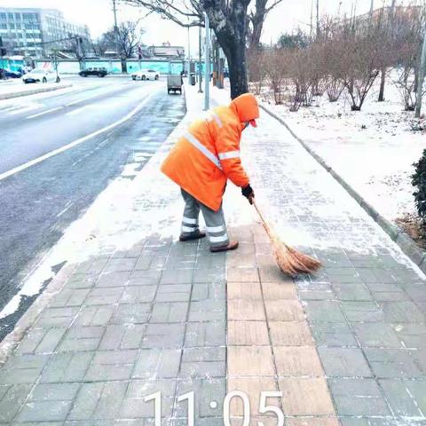 上地街道开展扫雪铲冰工作