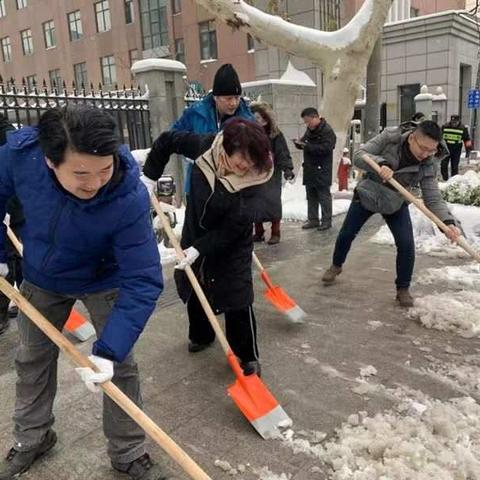 风雪来得急，四医人反应快，医疗救助冰雪清扫隐患排除大家一起来