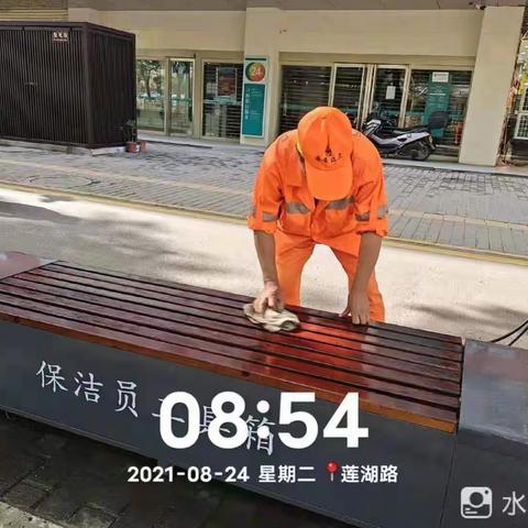 青年路街道认真落实“擦亮我的城”要求，进行“大擦洗”活动