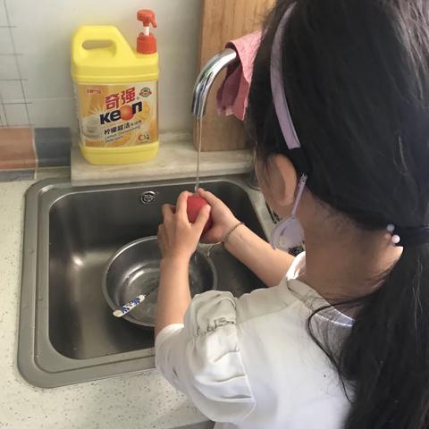 秀厨艺，展风采——育才小学二年级六班厨艺大比拼