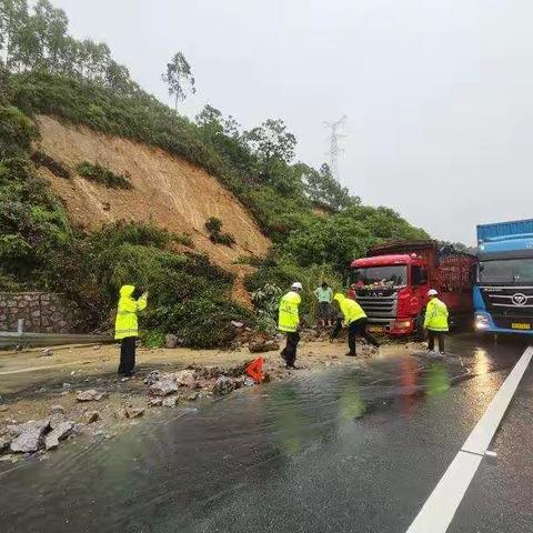 G72泉南高速公路柳州至桂林路段多处发生地质灾害 事发路段缓慢通行——广西高速公路管理支队二大队