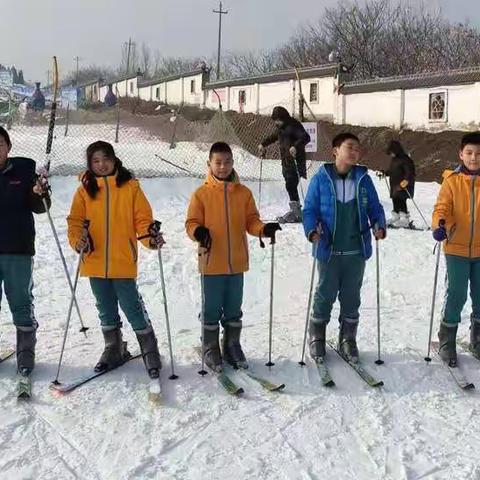 ＂红领巾研学旅行＂一一体验滑雪运动