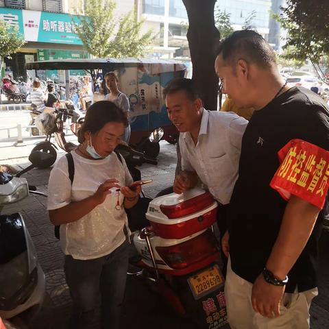 区机关事务服务中心继续在画展街开展健康码查验行动