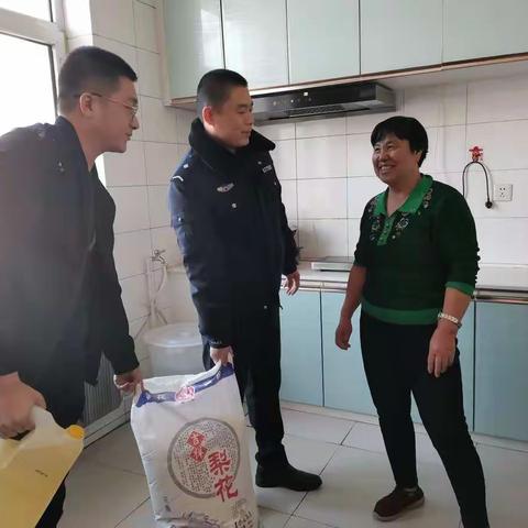 兴安盟突泉县溪柳派出所在当前开展的“百万警进千万家”活动中始终把人民群众冷暖放在心头，提高群众满意度。