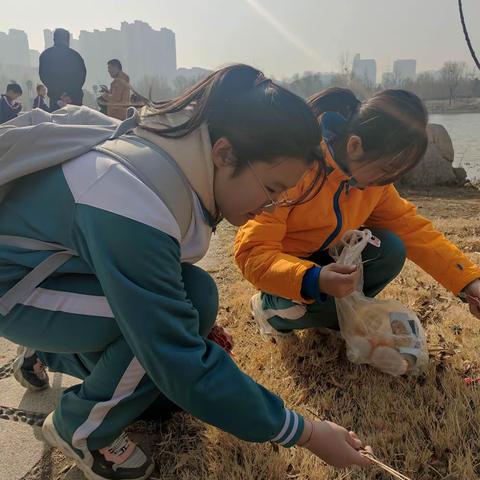 弘扬雷锋精神，争做新时代好少年