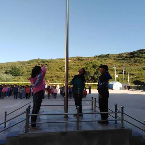 庄浪县郑河小学打造“平安校园”及迎接新学期第一天工作