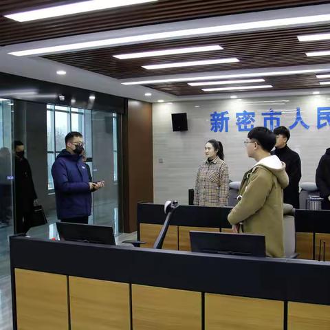 新密法院党组大年初一慰问值班干警