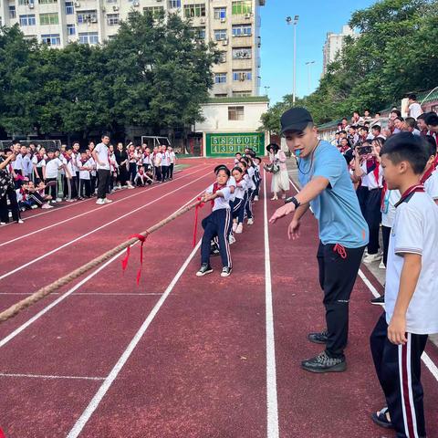 拔河比赛促团结，凝心聚力展风采——海瑞学校六年级成功举行拔河比赛
