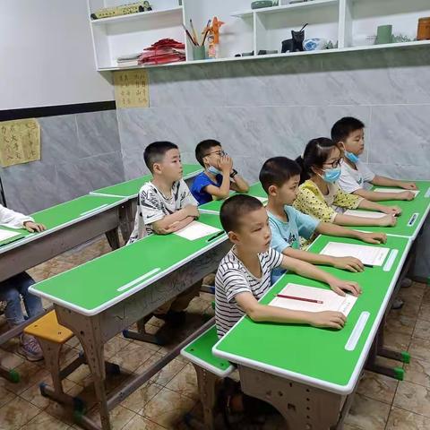 姗姗来迟的开课并不影响我们的热情，书法班周六下午