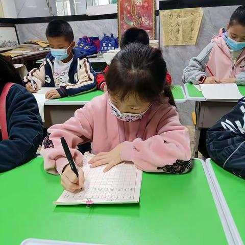 书法班 星期六下午 认真的样子很好看，如果你不好看那肯定是不认真了。