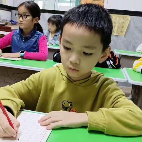 书法班周六下午 ##一手好字不是一蹴而就的，是一次次的认真，一笔笔的积累！学到最后，终有所成！##
