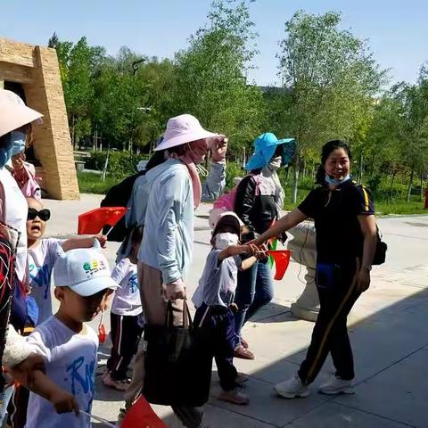 陪伴是最长情的告白，五师八十一团幼儿园小三班孩子们在建党一百周年为母亲过节，愿所有妈妈健康长寿！