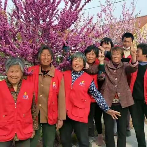 不落耩村志愿服务队，人美心齐精神好，栽花植树美村庄。