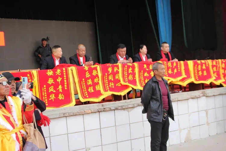 美友7907037的美篇 2025.霍州巿南环办圣佛五圣庙会文艺演出掠影！