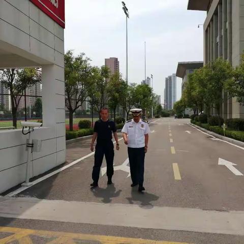 张良参谋长到火炬路中队督查指导工作