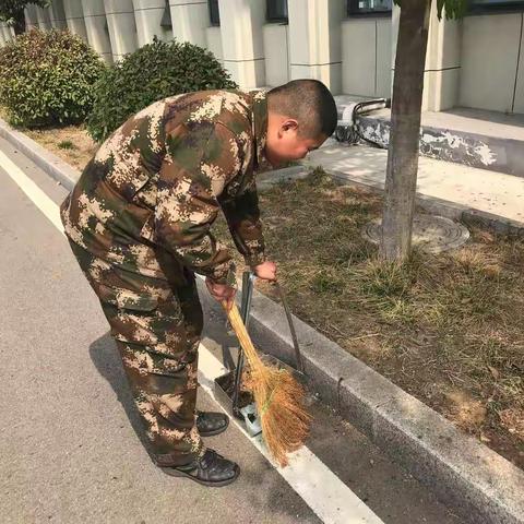 暖日晴风初破冬 营区修缮在行动——火炬路中队组织全体指战员对营区环境进行修缮