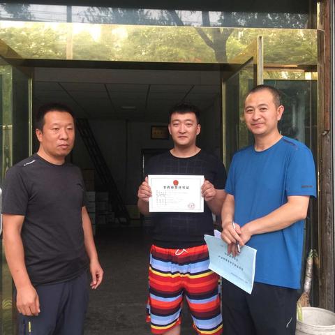 城区农林委为农药经营门店颁证