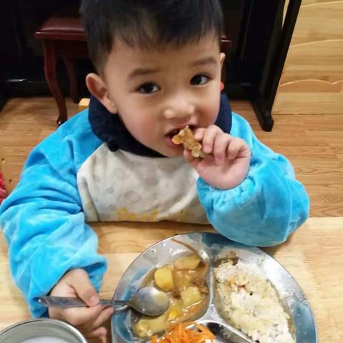 常青藤幼儿园托班金子恒小朋友成长印记