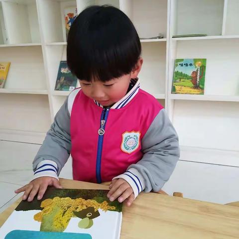 常青藤幼儿园托班化俊贤小朋友成长印记