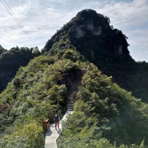 13人行走于大山之巅、峡谷之中徒步溯溪两天。