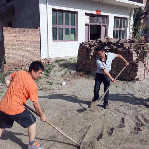 长杨中学帮扶教师为终南镇解村1组贫困户杨密查家联系沙石料，平整院落，使其房前屋后干净整洁。