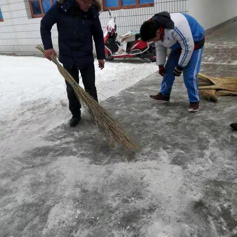 共同清扫校园积雪，确保师生安全出行。元月4曰早晨，长杨中学对校园内主要道路进行彻底清扫，确保师生平安出行。