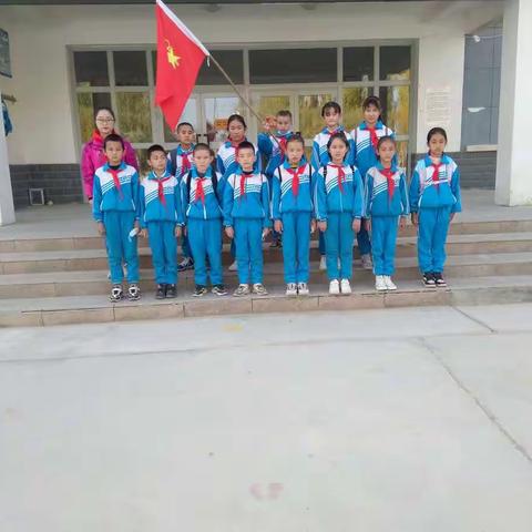 走进金色的胡杨    相约行走的课堂----且末县第十二小学开展“相约金秋，喝彩家乡”研学旅行活动