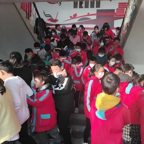 ［师生有情火无情，校园防火钟长鸣］——邹庄镇刘沟小学之消防逃生疏散演练