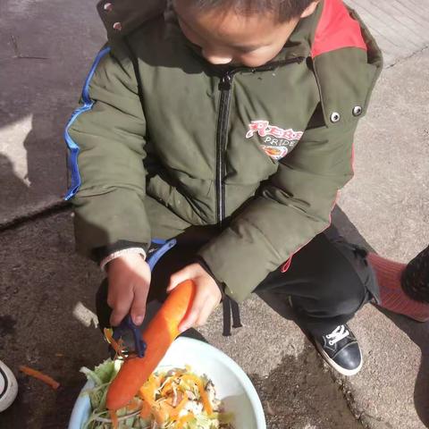 柳城小学“2020你好”寒假之乡味章活动小记_____包饺子