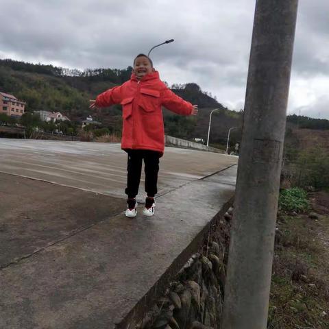 大家好我是钟宇轩，在这里给大家拜年了