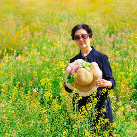 走在油菜花海里