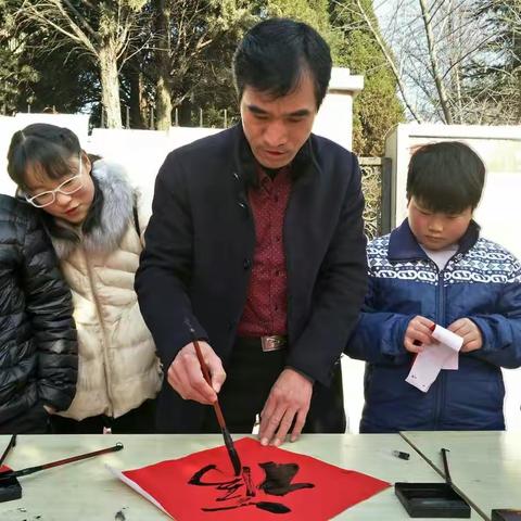 （三）王广辉老师带着书法培训中心的部分学生义务书写春联！