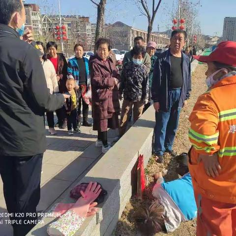 秀水街道综合行政执法队学党史见行动及时救助突发疾病路人