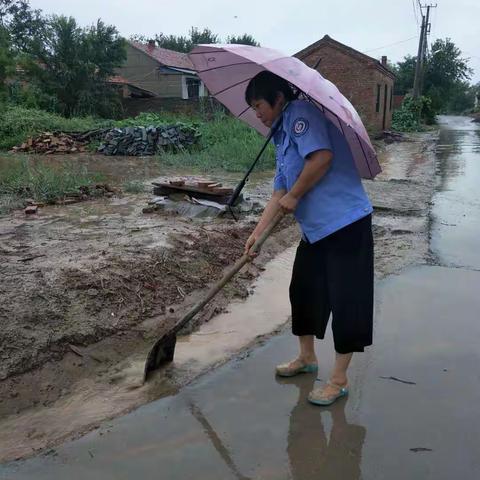不忘初心  冒雨前行