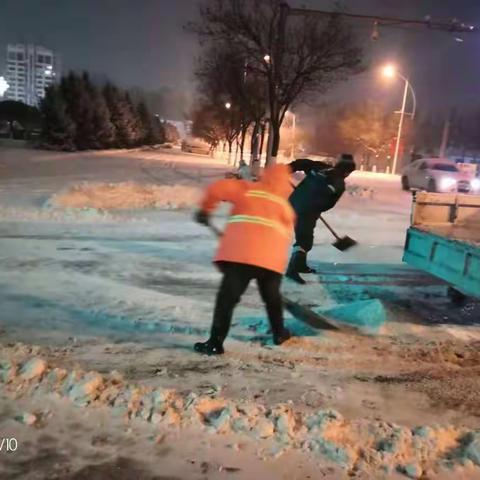 城市管理综合执法局：连夜扫雪除冰  畅通你的出行路