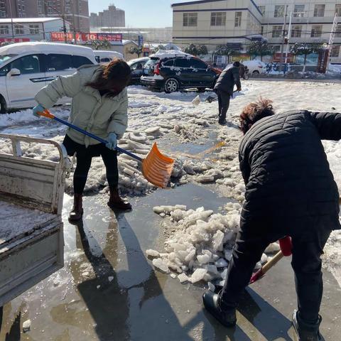 最美下雪天，暖心物业人——亿戌物业全体员工。