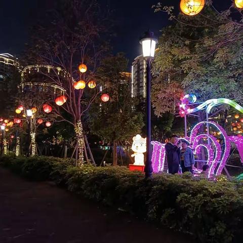 春江花月夜，灯火耀闽江。