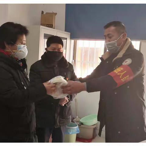 【垞城街道办事处】暖心！热心居民为社区防控一线工作者送来口罩